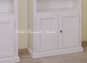 Libreria realizzata in legno e laccata colore bianco con 2 ante ripiani spostabili